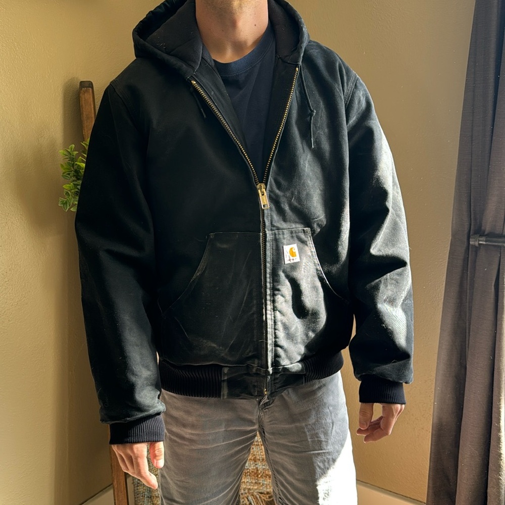 Black Carhartt work coat, size medium. No rips/tears, just some discoloration!